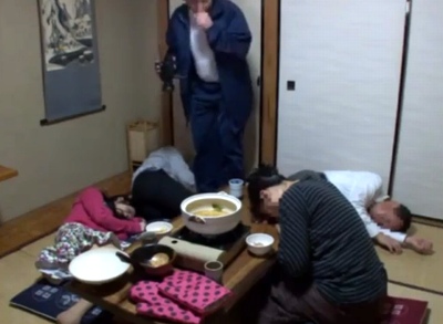 一家団欒の鍋にまさかの睡眠薬混入！昏睡状態の娘を親の目の前で中出しレイプ